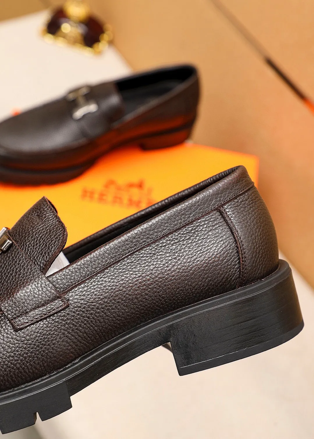 Men's shoes 💰460 💐 Product trademark: HERMES "Hermès" casual leather shoes Regular size: 39-44 (38.45🉑️customized) Product materials: Selected imported first-layer pebbled cowhide leather upper + classic hardware buckle, imported water-dyed 🐂 cowhide lining. Strong three-dimensional visual effect, non-slip and wear-resistant rubber outsole Color: 2⃣️colors available